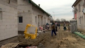 Obyvatelia osady mali stavať domy, aby mali kde bývať. Pracuje len firma