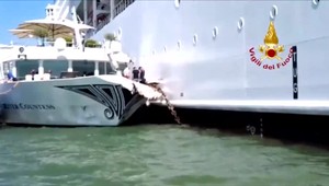 Nehoda lode v Benátkach postavila na nohy aktivistov. Žiadajú zákaz veľkých lodí v meste