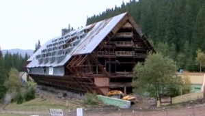 Legendárny hotel vyhorel pred 2 rokmi. Na ďalšiu lyžovačku by mal opäť fungovať