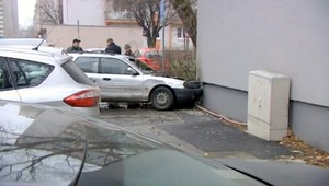 Po skrate auto začalo horieť, bez vodiča narazilo do paneláku