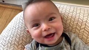 Jeden otecko poskladal z ročného bľabotania skladbu AC/DC