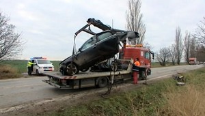 Vodič unikal pred políciou, narazil do stromu a z miesta nehody ušiel