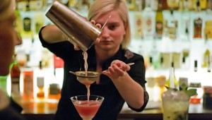 Recepčného pozval na pohárik. Skončilo to bitkou...