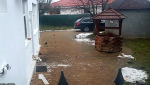 Policajti použili varovné výstrely, agresívneho muža ale vo vyčíňaní nezastavili