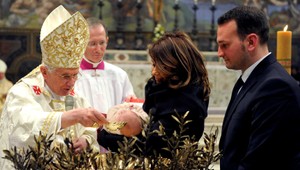 Pápež František búra mýty. Kojte počas omše, vyzval matky