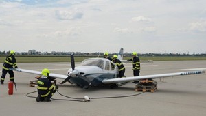 Nebezpečné pristátie na letisku v Bratislave. Pilot nevysunul podvozok