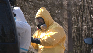 Rozsiahla akcia NAKA: Kukláči zasahovali v protiplynových maskách