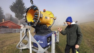 Tatry sa pripravujú na lyžiarov. Začalo zasnežovanie zjazdoviek