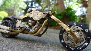 Kutil tvorí dokonalé miniatúrne motorky zo starých hodiniek