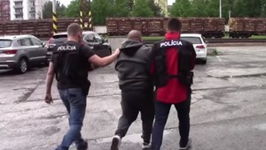 Za úplatok kúpil doklady o psychickej spôsobilosti. Vyšetrovateľ obvinil tri ososby