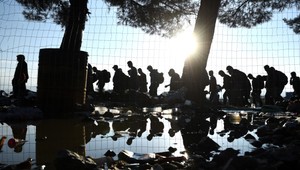 Srbi zmenili smer, autobusy s migrantmi posielajú Chorvátom