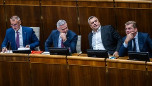 Poslanci nepodporili návrhy opozície. O funkciu neprišiel žiadny z ministrov