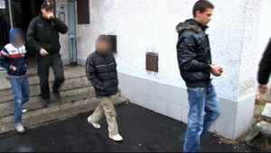 Prepad priamo na ceste. Detský gang vodičovi vyraboval auto!