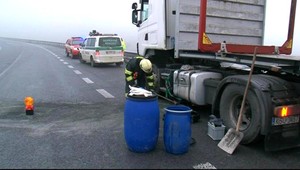 Vodiči havarovali pre špinavú cestu. Napriek tomu dostali pokutu