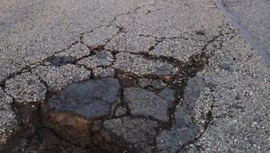 Na diaľnici D1 pri Bratislave sa prepadla vozovka. Vodiči museli rátať s kolónami