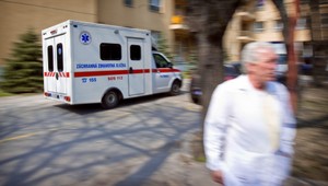 Ministerstvo zachraňuje situáciu so záchranármi. Motivuje ich platmi