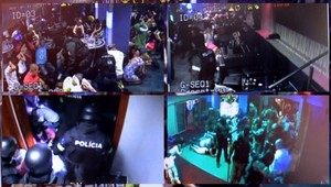 ZÁZNAM. Razia v diskobare! 2 hodiny kľačania a kriku...