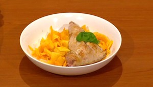 Králičie stehná so širokými rezancami a paradajková omáčka