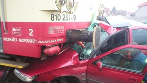 Vlak narazil do auta, traja ľudia zomreli