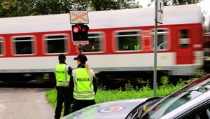 Policajti budú cestovať vlakmi takmer zadarmo. Nový benefit má zvýšiť bezpečnosť