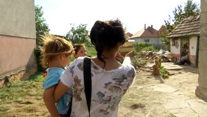 Rómska rodina sa prisťahovala do dediny. Domáci sa jej boja, požiadali o pomoc