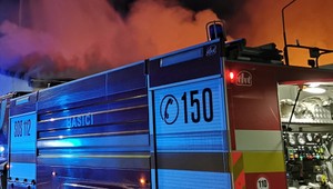 Vo výrobnej hale v Trenčíne vypukol požiar. Zasahovalo takmer 50 hasičov