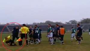 Striedajúci futbalista poslal rozhodcu k zemi jediným brutálnym  úderom!
