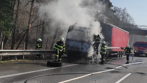 Požiar nákladného vozidla na diaľnici D2