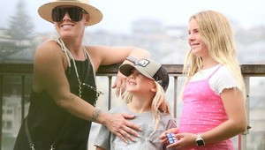 Bude rebelka po mame? Dcéra PINK sa zbavila dlhých vlasov, na TOTO treba odvahu!