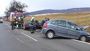 Zrážka štyroch áut a kamióna, zranili sa 4 študenti a 1 žena