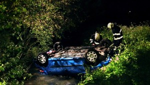 Vodič (51) nezvládol zákrutu, takmer sa utopil