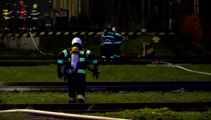 Veľký požiar skladovej haly. S ohňom do noci bojovalo 19 hasičov