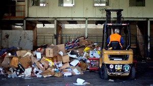 Muž sa zrazil s vysokozdvižným vozíkom. Jeho stav je kritický