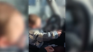 Za volant posadila batoľa: Mamičku z východného Slovenska už rieši polícia