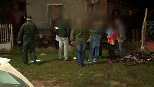 Otec hodil o zem dvojročného syna. Utrpel vážne zranenia hlavy