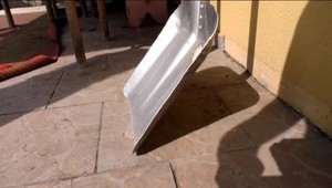 Lopatou zaútočil na manželku, viackrát ju udrel do hlavy. Teraz to ľutuje