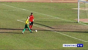 VIDEO. Že aké fair play! Po smiešnej chybe brankára súpera mu pustili gól!