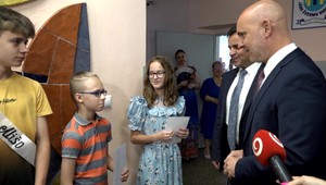 Žiaci a študenti si prebrali koncoročné vysvedčenia. Na východ zavítal aj minister školstva