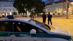 Najprv ho kopla do tváre, potom ho bodla nožom. Žena napadla spiaceho muža