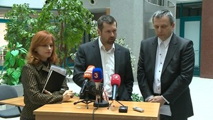 Poslanci kontrolovali daňovákov, ich šéf sa dnes konečne zobudil...