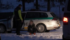 Vodič auta narazil do dvoch plotov. Z miesta síce ušiel, ale zostalo tam po ňom evidenčné číslo vozidla