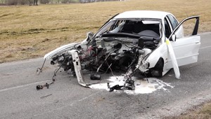 Hrozivo vyzerajúca zrážka: Len 19-ročný mladík vpálil autom do stromu