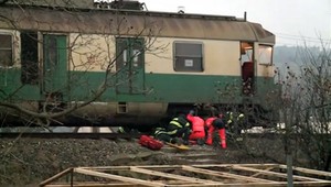 Muž skončil pod kolesami vlaku, v nemocnici bojuje o život