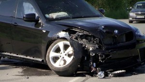 Vážna nehoda v Hriňovej. Traja ľudia sú ťažko zranení