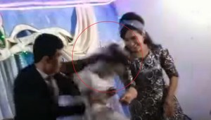 Škandalózne VIDEO: Ženích udrel nevestu, porazila ho v primitívnej hre