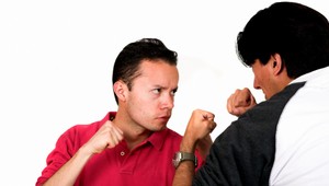 Syn (25) napadol otca (47), takmer ho zaškrtil