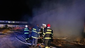 Hasiči bojovali s veľkým požiarom v obci. Podmienky sťažovalo počasie