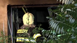 Rodinný dom zasiahli plamene. Jedna osoba prišla o život, druhá osoba je zranená