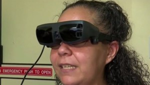 Nevidiaca žena opäť číta. Zrak jej vrátili tieto špeciálne okuliare