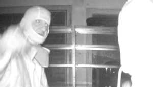 Tri krádeže v tom istom obchode: Zlodejov pri krádeži nasnímala fotopasca